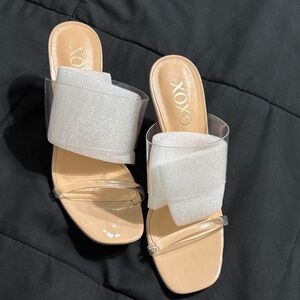 XOXO Women's White and Tan Slide Sandals